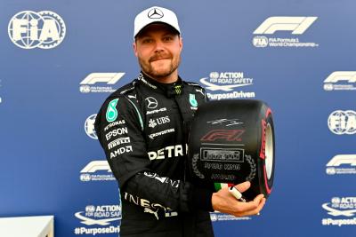 Valtteri Bottas (FIN) ) Mercedes AMG F1 merayakan menjadi yang tercepat di parc ferme kualifikasi dengan Pirelli Speed King