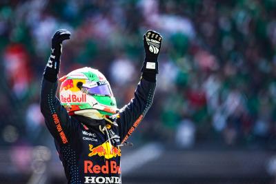 Sergio Perez (MEX) ) Red Bull Racing merayakan posisi ketiganya di parc