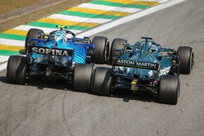 (L ke R ): Nicholas Latifi (CDN) Williams Racing FW43B dan Lance Stroll (CDN) Aston Martin F1 Team AMR21 bertarung untuk