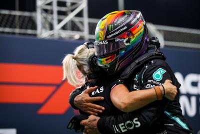 Lewis Hamilton (GBR) Mercedes AMG F1 celebrates his pole position in qualifying parc ferme with Angela Cullen (NZL) Mercedes