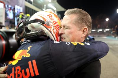peringkat pertama dan baru Juara Dunia, Max Verstappen (NLD) Red Bull Racing RB16B dengan Jos Verstappen