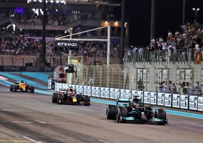 Lewis Hamilton (GBR) Mercedes AMG F1 W12 memimpin Max Verstappen (NLD) Red Bull Racing RB16B di lap terakhir kelas