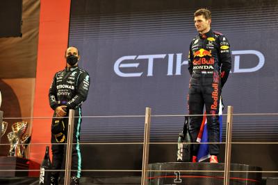 (L ke R ): posisi kedua Lewis Hamilton (GBR) Mercedes AMG F1 di podium dengan pemenang balapan dan Juara Dunia Max
