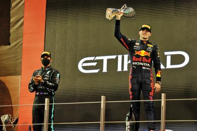 Pemenang lomba dan Dunia Juara Max Verstappen (NLD) Red Bull Racing merayakan podium bersama Lewis