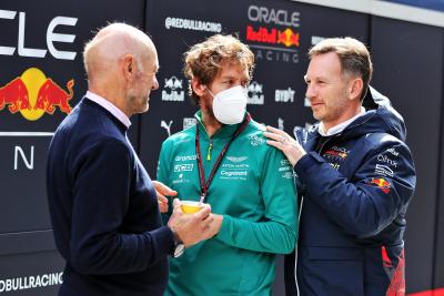 (L ke R ): Adrian Newey (GBR) Red Bull Racing Chief Technical Officer bersama Tim F1 Aston Martin Sebastian Vettel (GER) dan