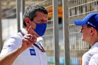 (L ke R ): Guenther Steiner (ITA) Ketua Tim Haas F1 bersama Mick Schumacher (GER) Haas F1