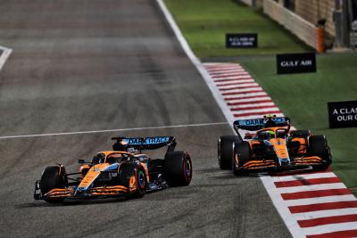 Daniel Ricciardo (AUS ) McLaren MCL36 memimpin rekan setimnya Lando Norris (GBR) McLaren