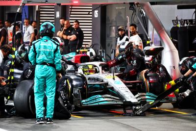 Lewis Hamilton (GBR) Mercedes AMG F1 W13 makes a pit stop.