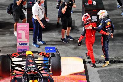 Pemenang lomba Max Verstappen (NLD) Red Bull Racing merayakan dengan Charles Leclerc (MON) Ferrari (Kiri) di parc ferme.