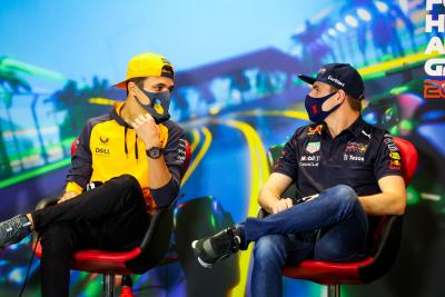 (L ke R ): Lando Norris (GBR) McLaren dan Max Verstappen (NLD) Red Bull Racing di Konferensi Pers FIA. Dunia Formula 1