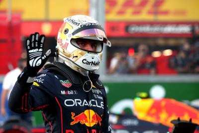Max Verstappen (NLD) ) Red Bull Racing merayakan posisi ketiganya di parc ferme kualifikasi. Kejuaraan Dunia Formula 1,
