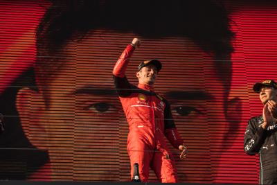 Pemenang lomba Charles Leclerc (MON) Ferrari merayakan di podium. Kejuaraan Dunia Formula 1, Rd 3, Grand Australia