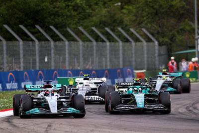 George Russell (GBR) ) Mercedes AMG F1 W13 dan Sebastian Vettel (GER) Aston Martin F1 Team AMR22 memperebutkan posisi.