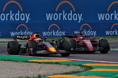 Max Verstappen (NLD) Red Bull Racing RB18 and Charles Leclerc (MON) Ferrari F1-75 battle for the lead of the Sprint.
