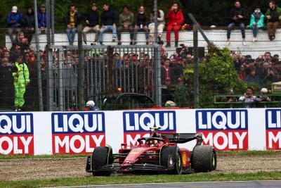 Carlos Sainz Jr ( ESP) Ferrari F1-75 mundur dari balapan di awal. Kejuaraan Dunia Formula 1, Rd 4, Emilia Romagna