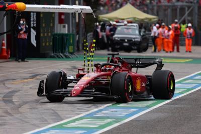 Charles Leclerc (MON) ) Perhentian pit dan perubahan sayap depan Ferrari. Kejuaraan Dunia Formula 1, Rd 4, Emilia Romagna Grand