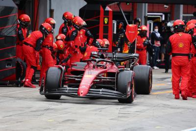 Charles Leclerc (MON) ) Ferrari pit stop. Kejuaraan Dunia Formula 1, Rd 4, Emilia Romagna Grand Prix, Imola, Italy, Race