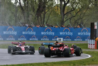 Carlos Sainz Jr ( ESP) Ferrari F1-75 dan Daniel Ricciardo (AUS) McLaren MCL36 bertabrakan di awal balapan. Formula 1