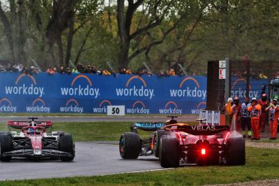Carlos Sainz Jr (ESP) Ferrari F1-75 dan Daniel Ricciardo (AUS) McLaren MCL36 bertabrakan di awal balapan balapan. Formula 1
