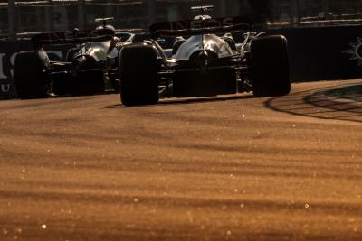 George Russell (GBR) ) Mercedes AMG F1 W13 mengikuti rekan setimnya Lewis Hamilton (GBR) Mercedes AMG F1 W13. Formula 1 Dunia