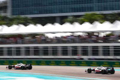 Mick Schumacher (GER), Haas F1 Team dan Kevin Magnussen (DEN) Haas F1 Team Formula 1 Kejuaraan Dunia, Rd 5, Miami Grand