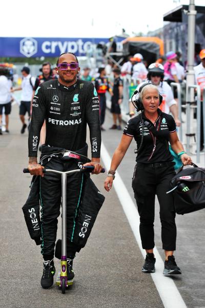 Lewis Hamilton (GBR) Mercedes AMG F1 and Angela Cullen (NZL) Mercedes AMG F1 Physiotherapist on the grid. Formula 1 World