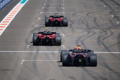 Charles Leclerc (MON) Ferrari F1-75 memimpin Carlos Sainz Jr (ESP) Ferrari F1-75 dan Max Verstappen (NLD) Red Bull Racing