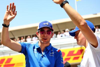 (L ke R ): Esteban Ocon (FRA) Alpine F1 Team dan Mick Schumacher (GER) Haas F1 Team pada parade para pembalap. Formula 1 World