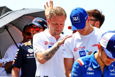 (L to R): Kevin Magnussen (DEN) Haas F1 Team dan Mick Schumacher (GER) Tim Haas F1 pada parade pembalap. Dunia Formula 1