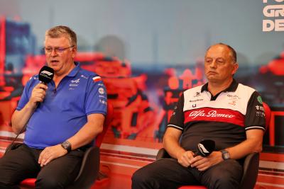 (L ke R ): Otmar Szafnauer (AS) Alpine F1 Team, Team Principal dan Frederic Vasseur (FRA) Alfa Romeo Team Principal