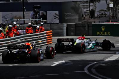 Lewis Hamilton (GBR) Mercedes AMG F1 W13 lead