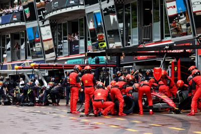 Charles Leclerc (MON) ) Ferrari F1-75 melakukan pit stop. Kejuaraan Dunia Formula 1, Rd 7, Grand Prix Monaco, Monte Carlo,