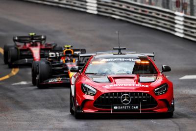Sergio Perez (MEX) ) Red Bull Racing RB18 memimpin di belakang Mercedes FIA Safety Car. Kejuaraan Dunia Formula 1, Rd 7,