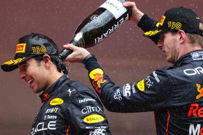 Sergio Perez (MEX), Red Bull Racing dan Max Verstappen (NLD), Kejuaraan Dunia Formula 1 Red Bull Racing , Rd 7, Monaco