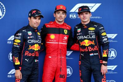 Kualifikasi tiga besar dalam parc ferme (kiri ke kanan): Sergio Perez (MEX) Red Bull Racing, kedua; Charles Leclerc (MON) Ferrari, pole