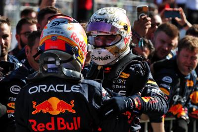 Pemenang lomba Max Verstappen] (NLD) Red Bull Racing merayakan di parc ferme dengan rekan setimnya yang menempati posisi kedua Sergio Perez (MEX)