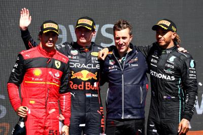 Tempat pertama Max Verstappen (NLD) Red Bull Racing RB18 dengan tempat kedua Carlos Sainz Jr (ESP) Ferrari F1- 75 dan juara 3 Lewis