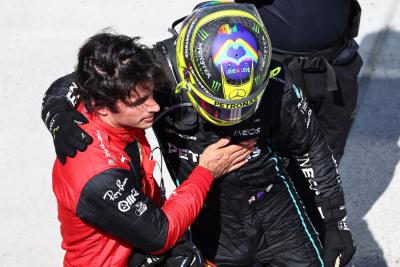 Tempat kedua Carlos Sainz Jr (ESP) Ferrari F1-75 dengan Lewis Hamilton (GBR) Mercedes AMG F1 W13. Kejuaraan Dunia Formula 1,