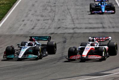 George Russell (GBR) ) Mercedes AMG F1 W13 dan Kevin Magnussen (DEN) Haas VF-22 memperebutkan posisi. Formula 1 Dunia