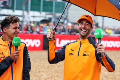 (L ke R ): Lando Norris (GBR) McLaren dengan rekan setimnya Daniel Ricciardo (AUS) McLaren. Kejuaraan Dunia Formula 1, Rd 10,