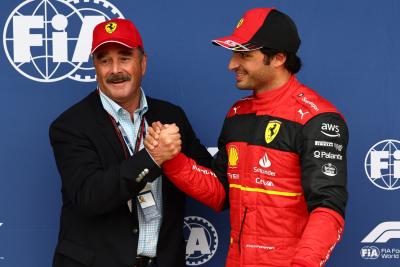 Nigel Mansell (GBR) with Carlos Sainz Jr (ESP) Ferrari F1-75. Formula 1 World Championship, Rd 10, British Grand Prix,