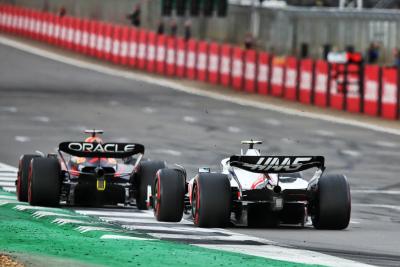 Max Verstappen (NLD) ) Red Bull Racing RB18 memimpin Mick Schumacher (GER) Haas VF-22. Kejuaraan Dunia Formula 1, Rd 10,