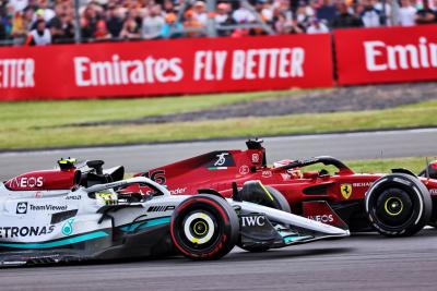 Lewis Hamilton (GBR) ) Mercedes AMG F1 W13 dan Charles Leclerc (MON) Ferrari F1-75 memperebutkan posisi. Formula 1 Dunia