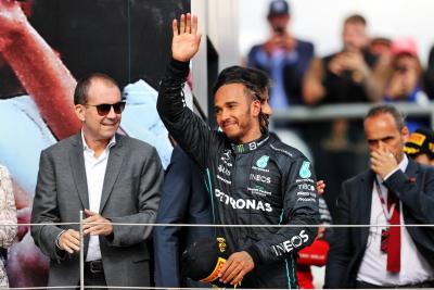 Lewis Hamilton (GBR) ) Mercedes AMG F1 merayakan posisi ketiganya di podium. Kejuaraan Dunia Formula 1, Rd 10,