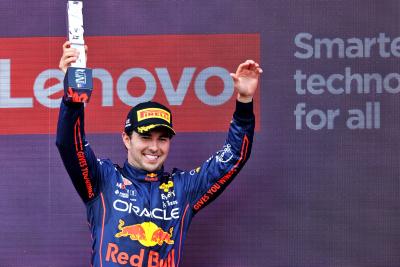 Sergio Perez (MEX) ) Red Bull Racing merayakan posisi keduanya di podium. Kejuaraan Dunia Formula 1, Rd 10,
