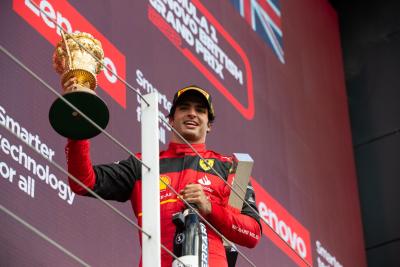 Pemenang lomba Carlos Sainz Jr (ESP) Ferrari merayakan di podium. Kejuaraan Dunia Formula 1, Rd 10, British Grand