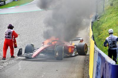 Carlos Sainz Jr ( ESP) pensiun dari balapan dengan Ferrari F1-75-nya terbakar. Kejuaraan Dunia Formula 1, Rd 11, Austrian