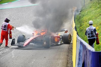 Carlos Sainz Jr ( ESP) pensiun dari balapan dengan Ferrari F1-75-nya terbakar. Kejuaraan Dunia Formula 1, Rd 11, Austrian