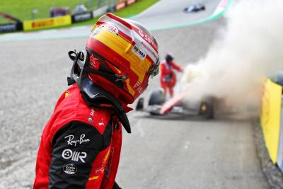 Carlos Sainz Jr ( ESP) pensiun dari balapan dengan Ferrari F1-75-nya terbakar. Kejuaraan Dunia Formula 1, Rd 11, Austria