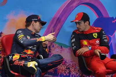 (L ke R ): Max Verstappen (NLD) Red Bull Racing dan Charles Leclerc (MON) Ferrari di konferensi pers pasca balapan FIA.